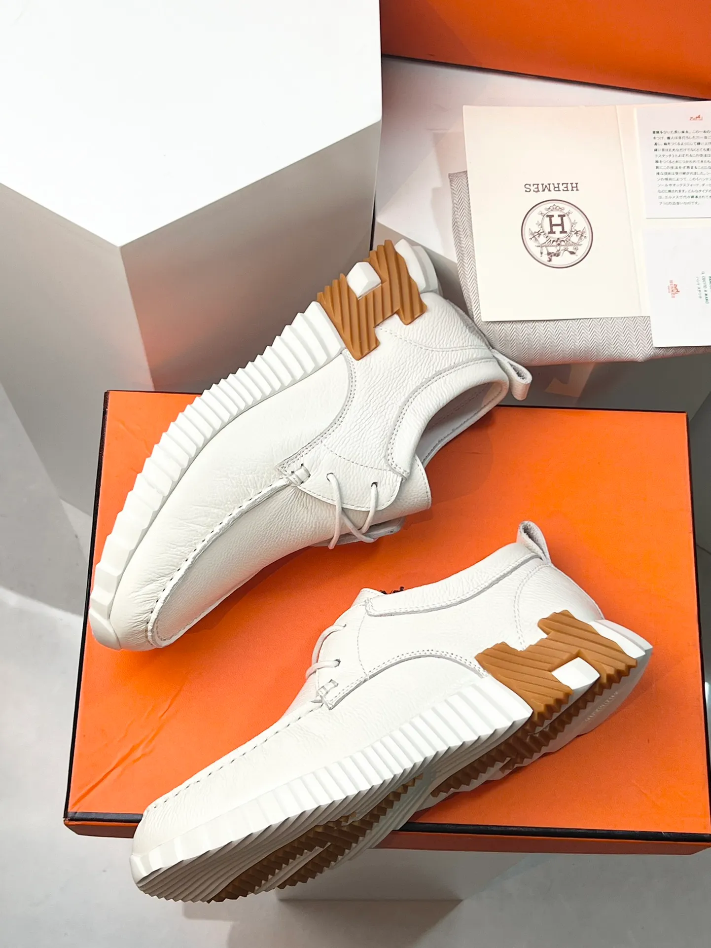 PP660【Hermes】fe new arrival~New Bouncing sneakers are the most comfortable shoes from Hermès. They are extremely light on the feet and look great. You won’t feel tired even when you go shopping and running around👍. They are light and comfortable. They are extremely light. They are perfect for both sports and leisure. They feel great when you step on them! It’s up to you to choose, there’s always what you want~ ✔️Fabric: Imported first-layer cowhide ✔️Inner lining: Imported water-dyed cowhide ✔️Outsole: Seamless combination of IP+TPU (multi-color letters) German technology irradiation machine ✔️Code number: Male 38-44 (45 customized)